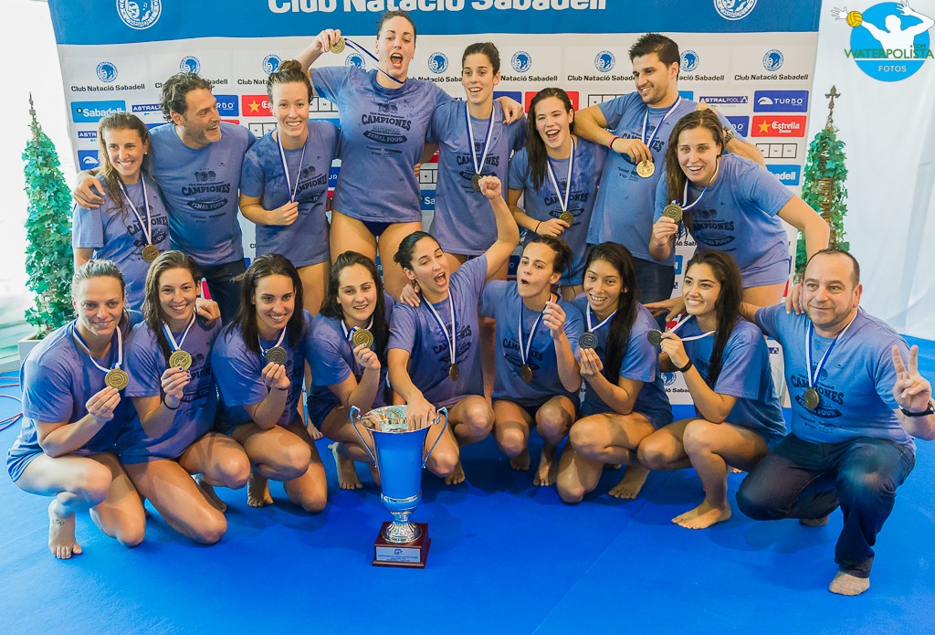 Las chicas del Sabadell celebrando ayer el título de Euroleague / ATELIER PHOTO