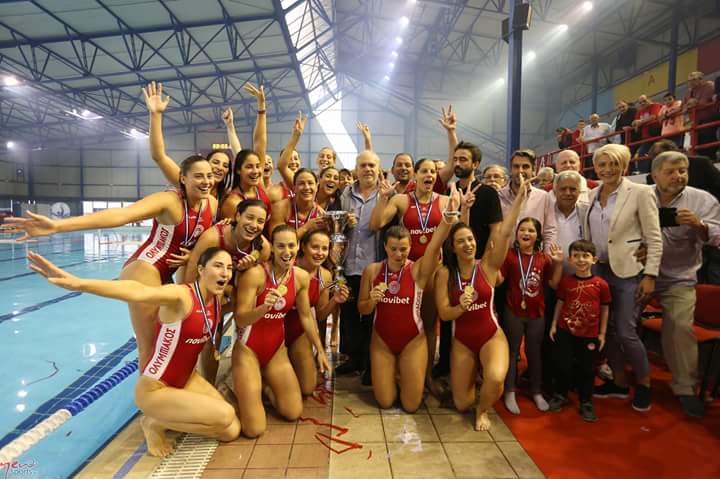 Las chicas del Olympiacos celebraron el tercer título de Liga consecutivo / V.K.