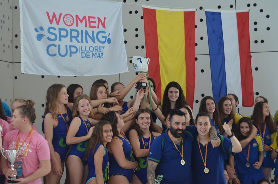 Las chicas del Mediterrani con el trofeo de campeón del torneo en Lloret / V.K.