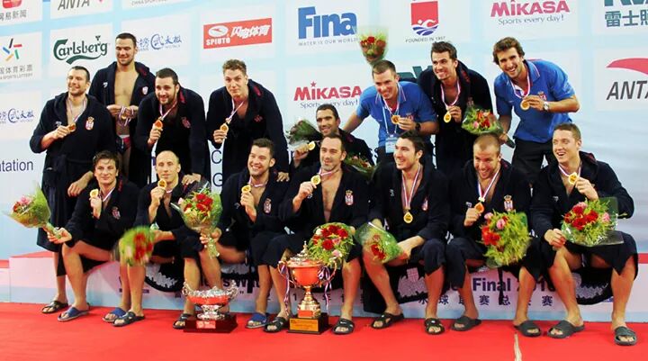 El equipo serbio en el podio después de recibir la medalla de oro / V.K.