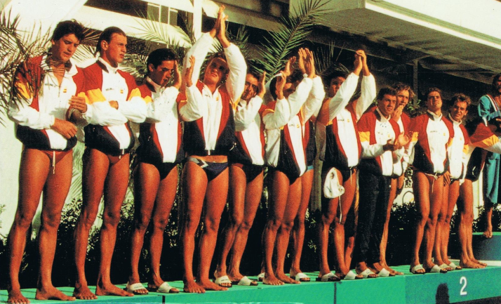 El equipo español en el podio de la Picornell después de perder la final de los Juegos de Barcelona 1992 ante la selección italiana por la mínima (9-8) / W.L.