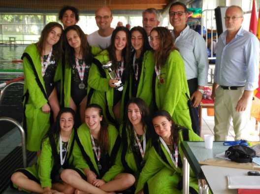 Las chicas del Encinas después de conseguir el título de campeón / V.K.