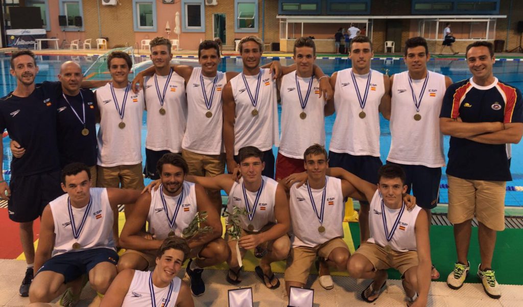La selección española juvenil después de haber ganado a Italia / V.K.