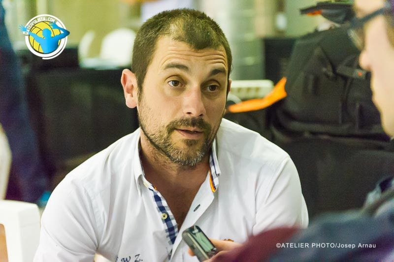 El entrenador dela EWX atendió a WATERPOLISTA.com tras el partido ante CNSA / JOSEP ARNAU (ATELIER PHOTO)